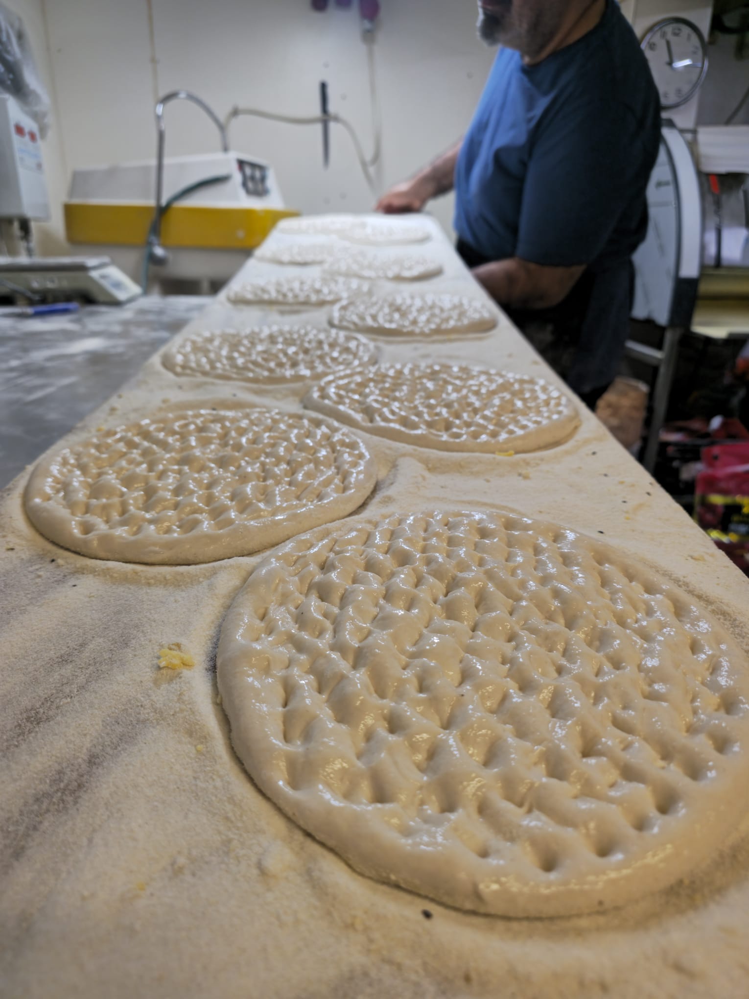 Bakker aan het werk bij Sultan Bakkerij